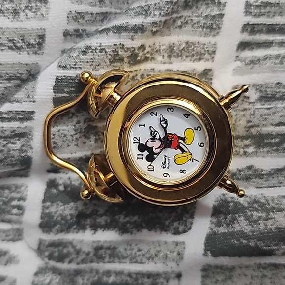 VINTAGE MINIATURE DISNEY GOLD DESIGN DESK CLOCK  COLLECTIBLE TESTED - Picture 1 of 6